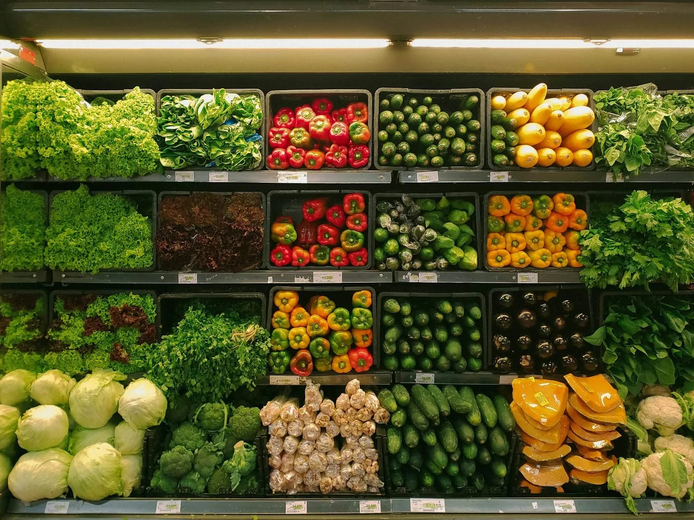 Il banco di frutta e verdura fresca
